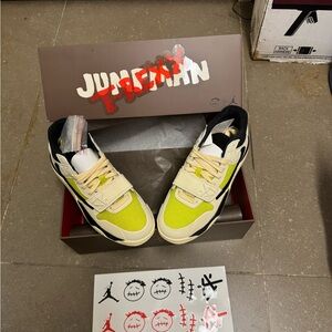 Nike Green and Black Sneakers Modern Athletic Style Nike